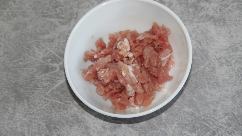 菠菜猪肉丸汤,<a style='color:red;display:inline-block;' href='/shicai/ 414'>猪肉</a>,剁碎