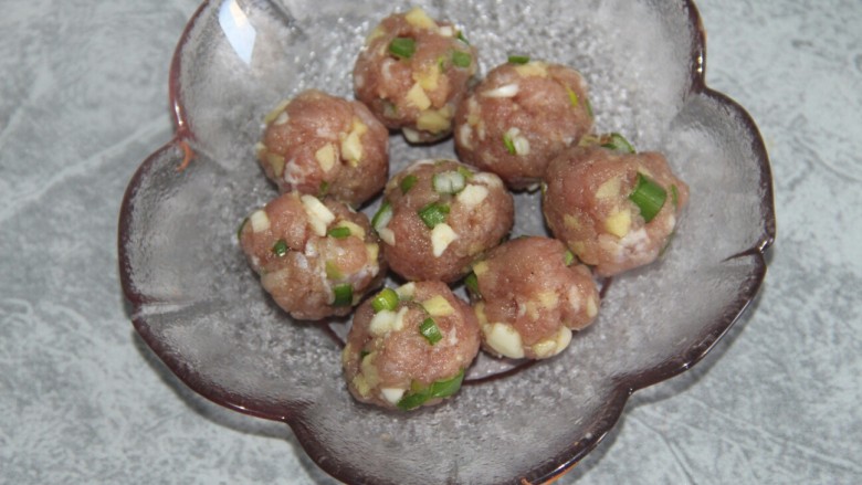 菠菜猪肉丸汤,团成丸子
