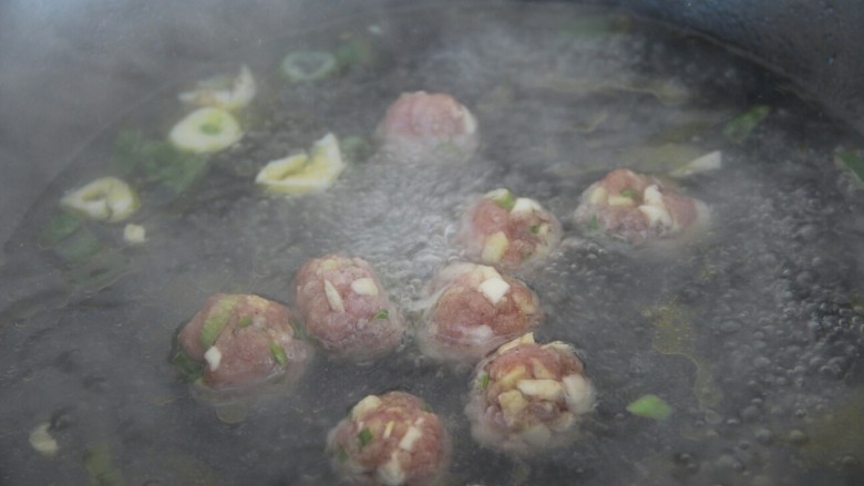 菠菜猪肉丸汤,大火烧开水,然后放入丸子