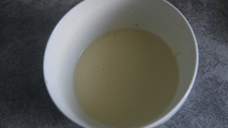 土豆丝胡萝卜饼,再加入100 ml的<a style='color:red;display:inline-block;' href='/shicai/ 156925'>水</a>,搅匀