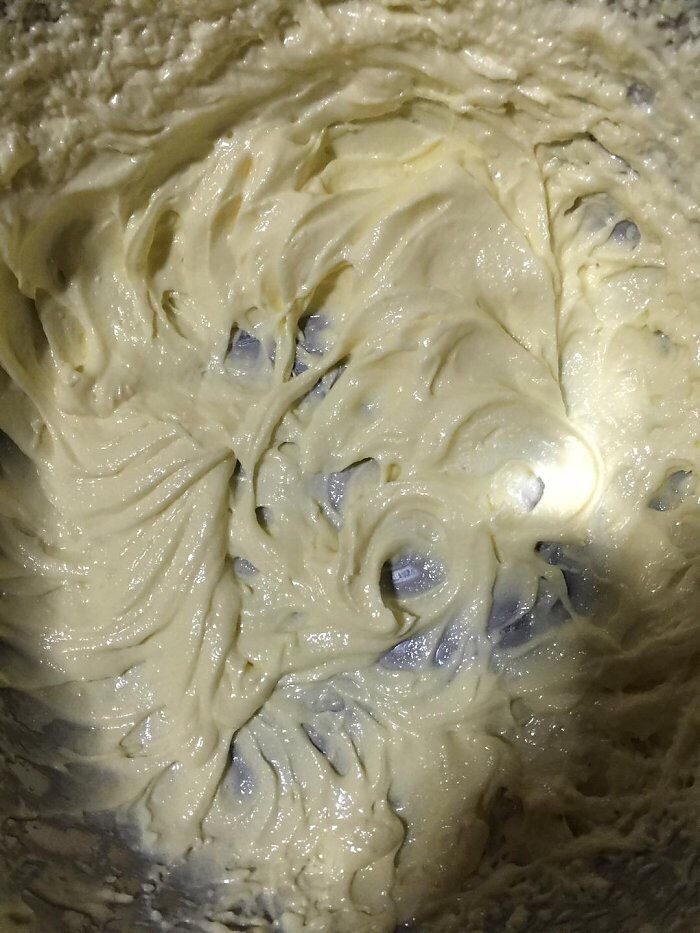 红酒提子奶酥饼干做法,黄油常温软化,加入糖粉,盐,用电动打蛋器低速搅打均匀