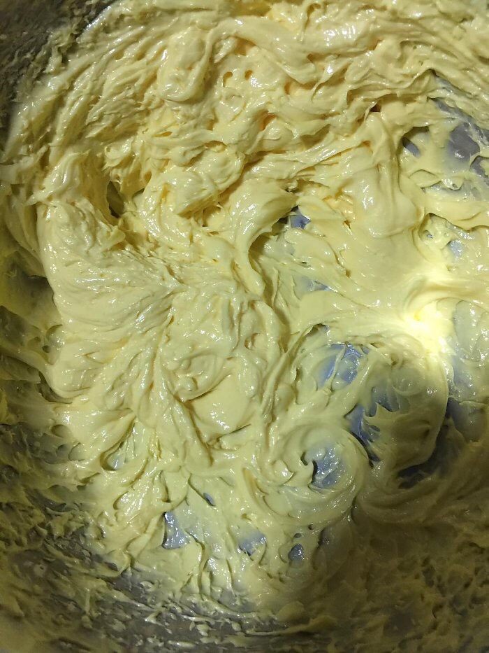 红酒提子奶酥饼干做法,依次加入三个蛋黄,并用电动打蛋器搅打均匀(每次都要等蛋黄和黄油完全混合均匀再加入下一个蛋黄)