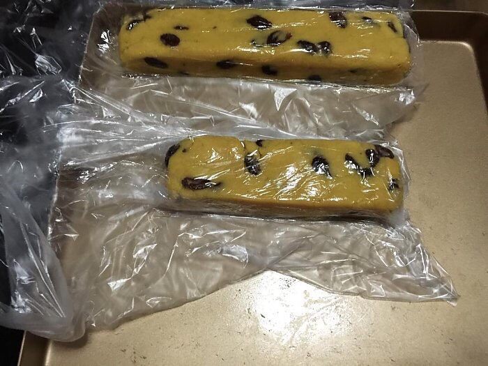 红酒提子奶酥饼干做法,将拌匀的面糊整理成断面为长方形的长条,包上保鲜膜冷冻(如果不好整形可先放冷藏室20分钟,待面粉完全吸湿后再整形)