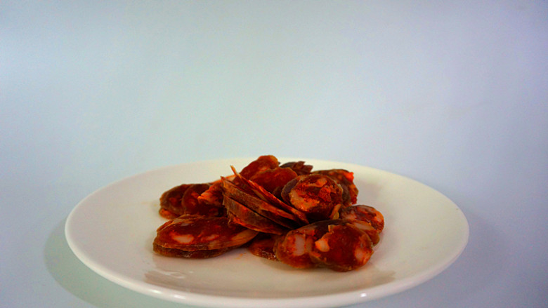 香肠土豆焖饭,<a style='color:red;display:inline-block;' href='/shicai/ 425'>香肠</a>是自己做的,清洗干净,切成均匀的薄片备用