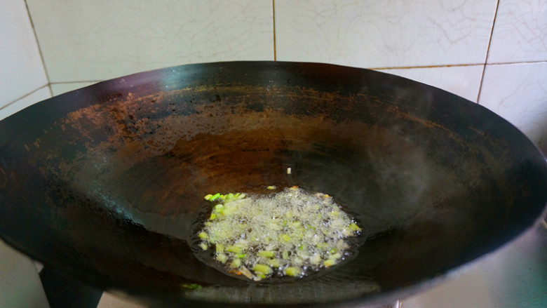 香肠土豆焖饭,炒锅里上入少许油,放入葱白段爆香