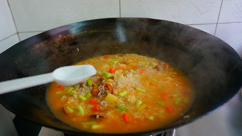 香肠土豆焖饭,加入少许盐,不用太多,生抽和耗油都很咸了