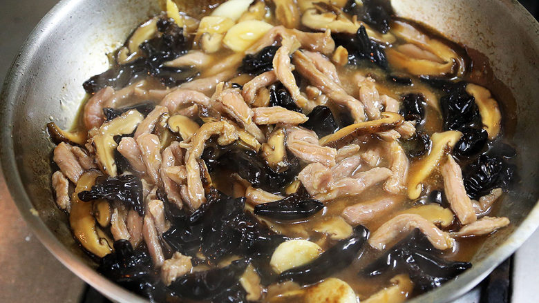 养生家常面,倒入肉丝拌匀,熄火
到此,拌面配料制作完成