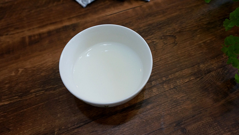 爆炒猪肝,准备适量的水淀粉;就是水和淀粉搅匀
