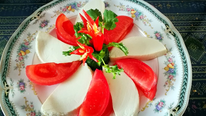 家宴颜值凉菜~番茄豆腐花,中间装饰一下