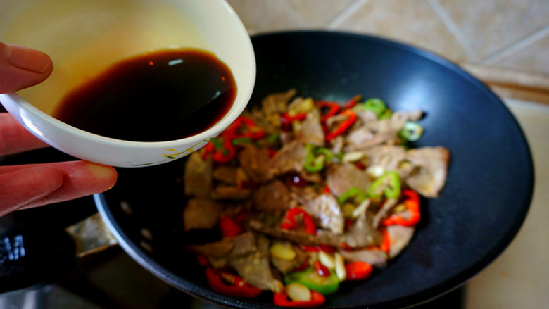 爆炒猪肝,先前调好的料汁儿加入,全程大火【酱料里都有咸度,所以不用放盐】