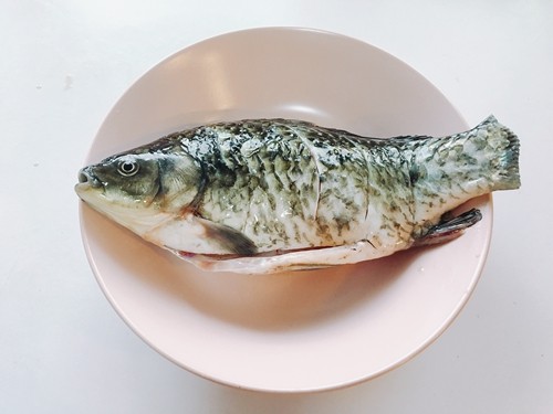 小雪吃鲫鱼,补肾又养气---口水鲫鱼,腌后的鱼再次洗净,放入一个蒸盘里
