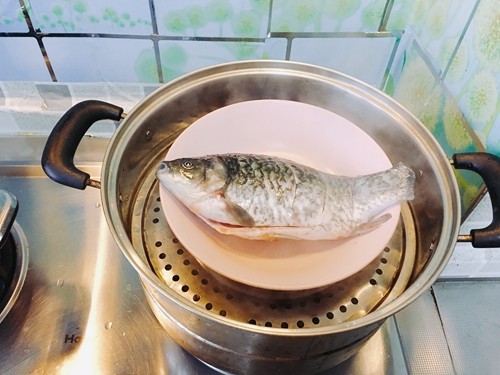 小雪吃鲫鱼,补肾又养气---口水鲫鱼,蒸盘上蒸锅蒸8分钟左右