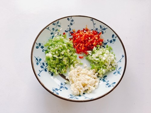 小雪吃鲫鱼,补肾又养气---口水鲫鱼,青红线椒,蒜,香葱分别剁碎