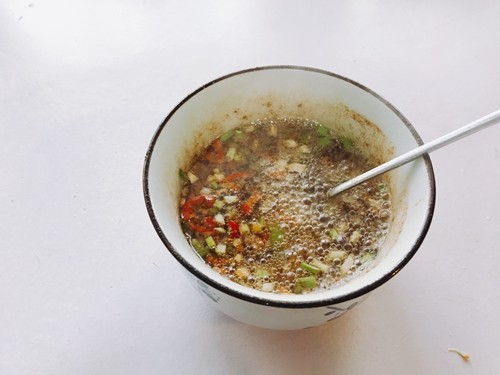 小雪吃鲫鱼,补肾又养气---口水鲫鱼,用热油激发辣椒的清香味,这个料汁是做这道口水鲫鱼的关键。