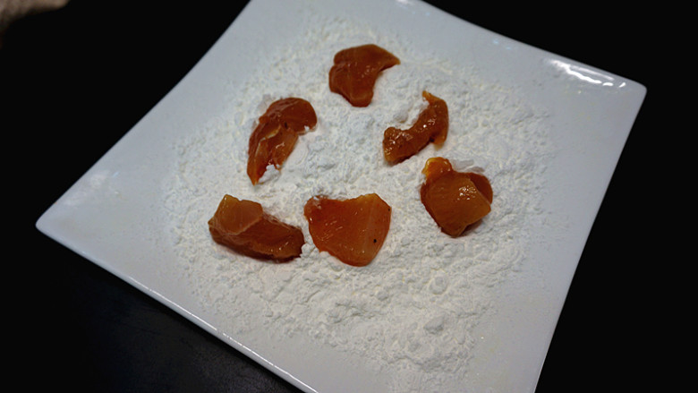 麻辣鸡米花,鸡块腌制好以后先裹上一层薄薄的淀粉
先裹上,再用筷子夹起来抖一抖,抖掉多余的余粉