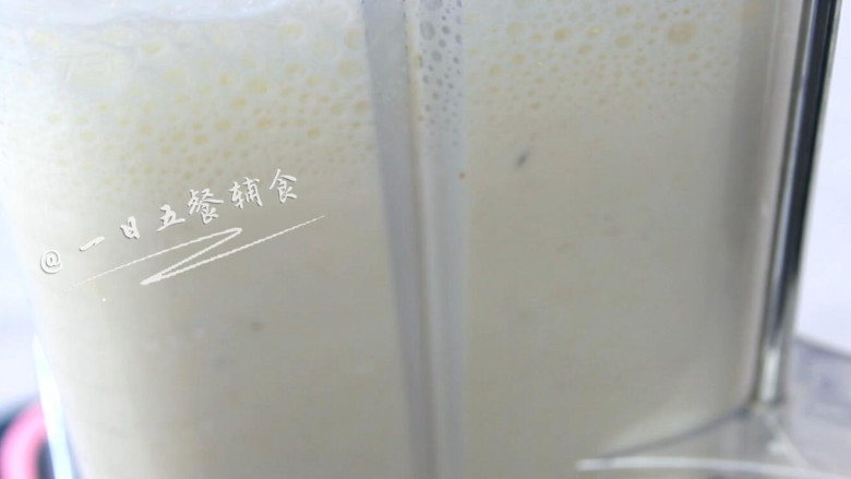 豆浆藜麦饭,这里直接用破壁机将豆子打成了生豆浆,用家里的豆浆机是一样的,打好的豆浆一部分喝掉,一部分用来煮饭煮粥都可以。