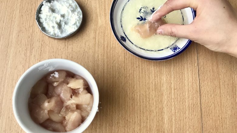 糖醋菜+糖醋鸡胸肉,先将鸡胸肉沾上蛋清,一定要全沾上。用蛋清比全蛋更低脂哦~