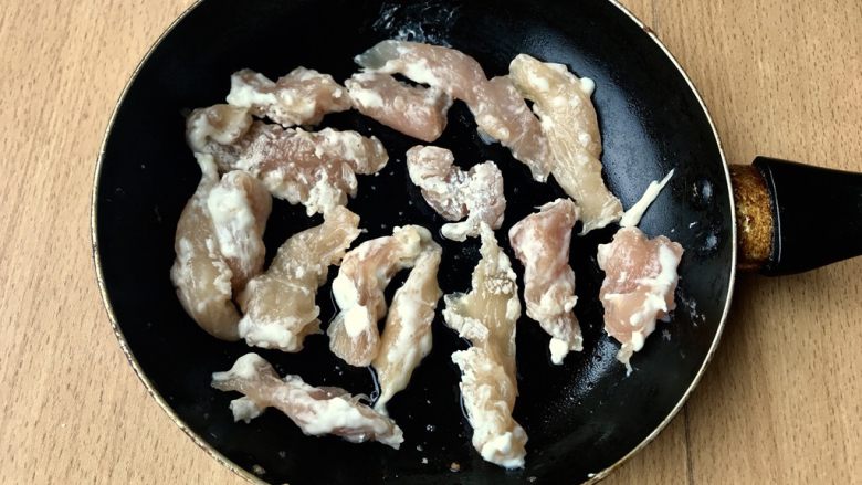 糖醋菜+糖醋鸡胸肉,大火,热锅凉油,滑鸡胸肉。