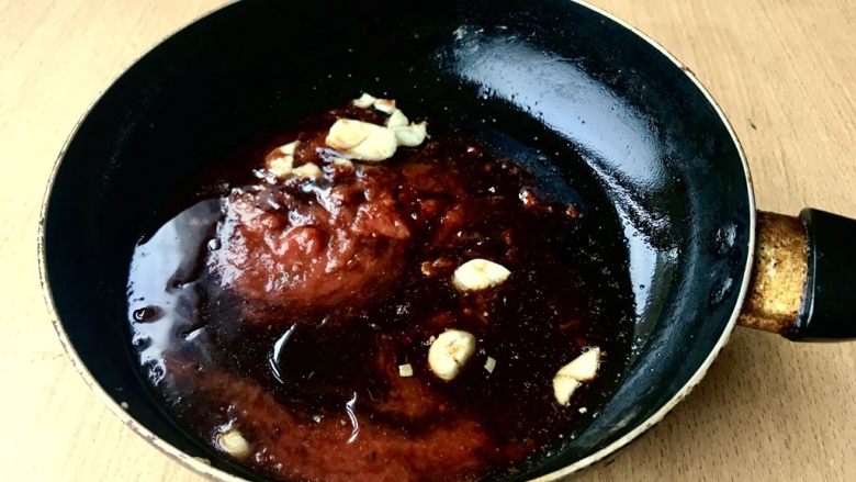 糖醋菜+糖醋鸡胸肉,当蒜开始呈现金黄色,入番茄膏。转中火。