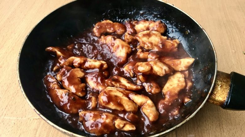 糖醋菜+糖醋鸡胸肉,翻炒均匀,大火收汁。