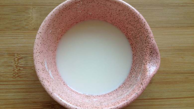 网红豇豆饼,<a style='color:red;display:inline-block;' href='/shicai/ 512'>玉米淀粉</a>中倒入适量清水,调成比较稠的水淀粉备用