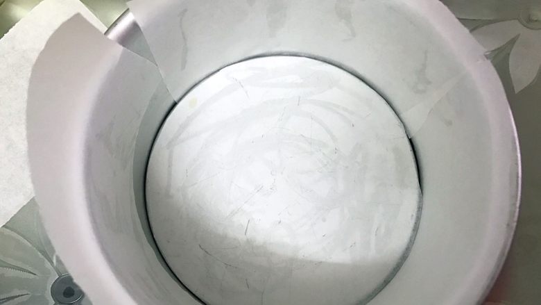 解救冻坏的奶酪——轻芝士蛋糕,六寸活底模抹少许黄油,模具底部和周围铺上油纸