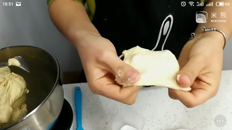 牛角面包--小餐包,开始快速搅拌至出现厚膜,就可以放盐了