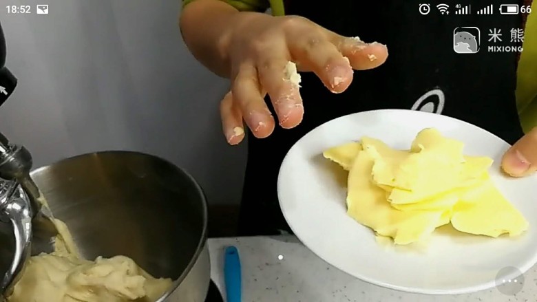 牛角面包--小餐包,加入黄油,低速搅拌,揉至扩展阶段
