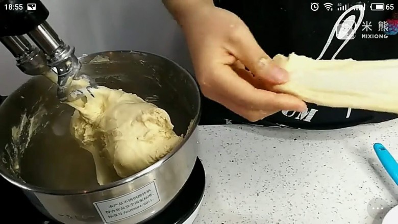 牛角面包--小餐包,放盐后,低速搅拌大约两分钟
