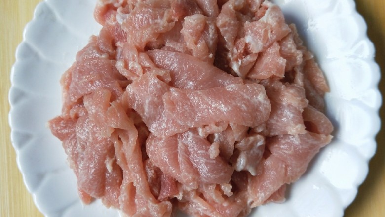 香菇肉片,加入淀粉水,搅拌均匀