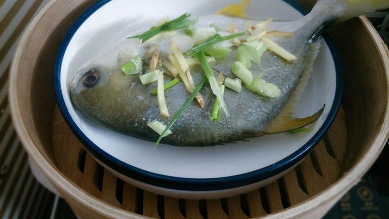 清蒸鲳鱼,锅里水烧开,上锅蒸15分钟左右,具体时间看鱼大小