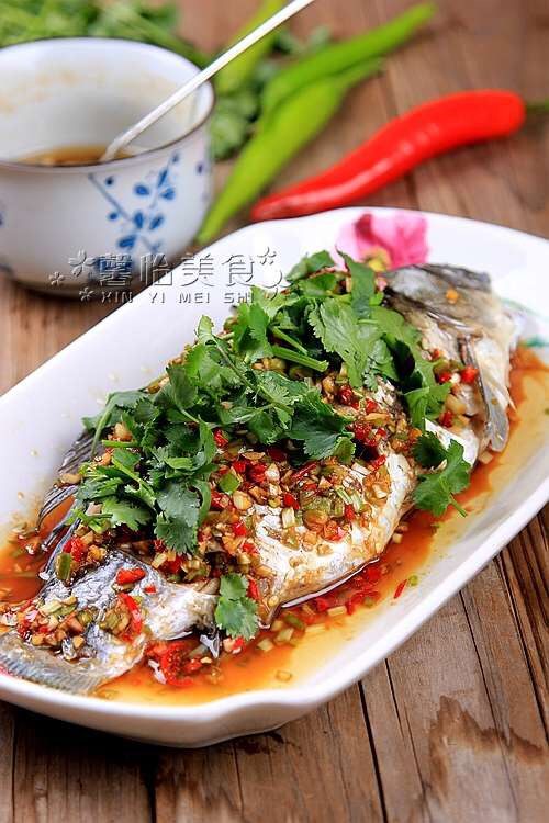 小雪吃鲫鱼,补肾又养气---口水鲫鱼,撒上香菜叶就完成了。