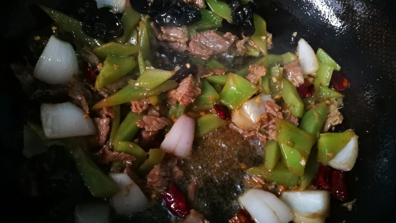 #懒人料理#小炒莴笋肉片,倒入炒好的肉片,翻炒几下,出锅。