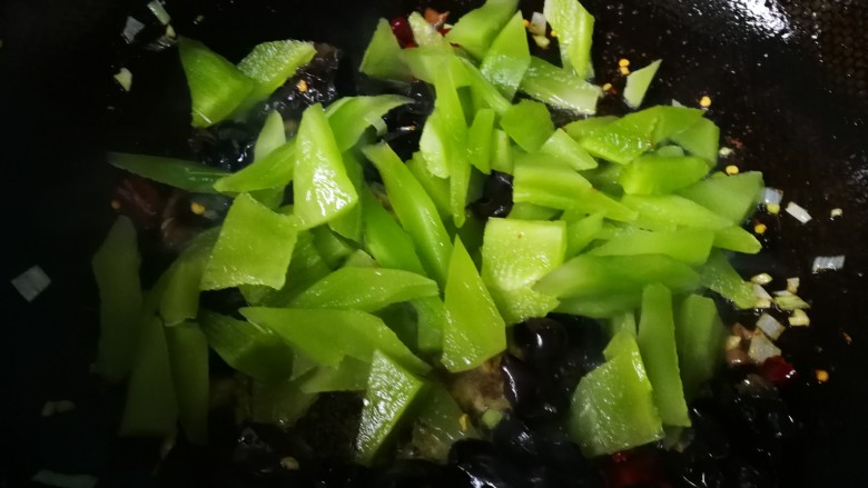 #懒人料理#小炒莴笋肉片,爆香葱姜蒜末,下入木耳翻炒几分钟,下入莴笋翻炒。然后加白醋,加少许盐。我加的陈醋,变色了,因为白醋吃光了,炒菜时,才发现,没了。
