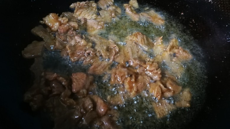 #懒人料理#小炒莴笋肉片,大火肉炒白过一两分钟,然后盛出。
