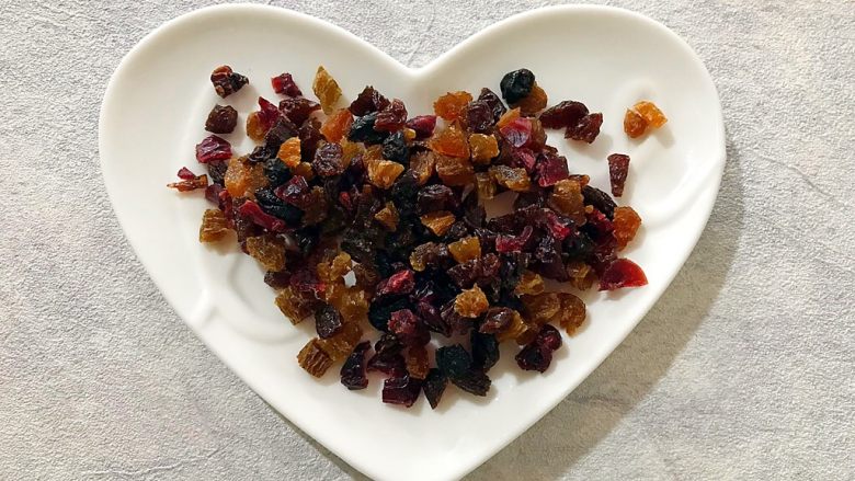 最爱面包+面包机版杂果干吐司,杂果干稍微剪碎一下,备用