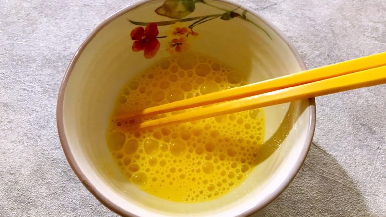 最爱面包+面包机版杂果干吐司,鸡蛋打散,备用