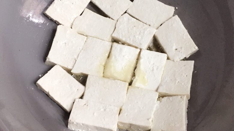 糖醋菜+糖醋脆皮豆腐,平底锅倒少许油烧热,然后把裹了淀粉的豆腐块放入,中小火煎制。