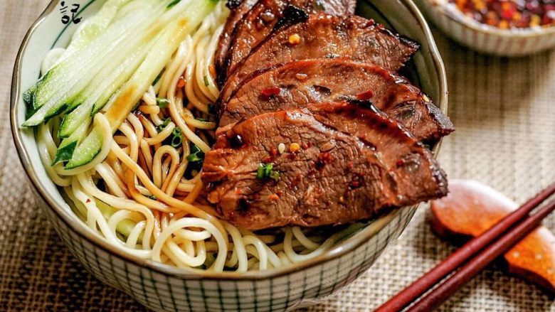 酱牛肉,吃面的时候放上几块,无敌。