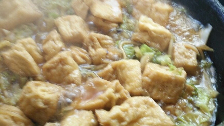 白菜粉条豆泡炖一锅,炖一会成这个样子,准备出锅