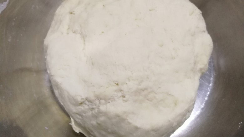 最爱包子+切着吃的肉卷包子,在用手揉成面团,然后盖上保鲜膜放到温暖处进行第一次醒发(我放入烤箱发酵的,用了30分钟)发至1.5倍大。
