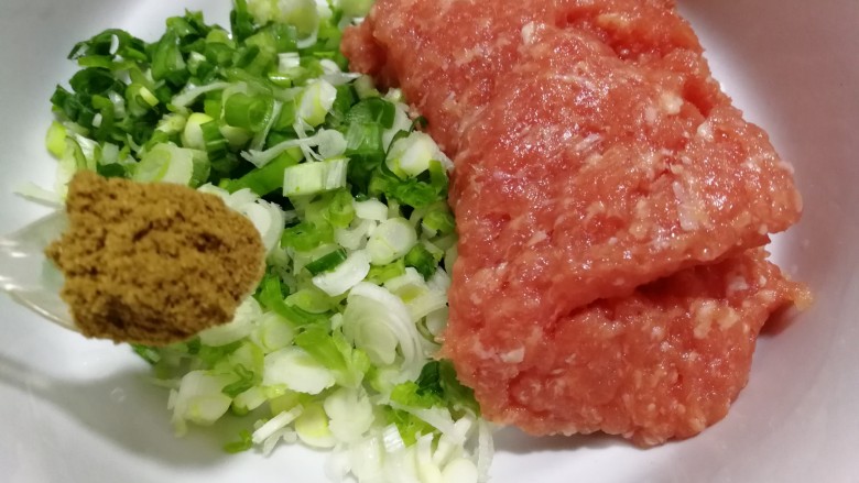 最爱包子+切着吃的肉卷包子,加入一小勺13香,
