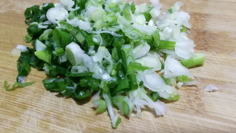 最爱包子+切着吃的肉卷包子,嫩葱切碎,
