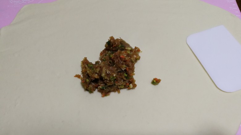 最爱包子+切着吃的肉卷包子,再将和好的馅料一半儿。涂抹在上面。