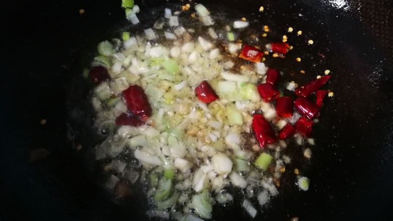 #糖醋菜#糖醋酸辣大白菜,留底油,爆香葱姜蒜末,<a style='color:red;display:inline-block;' href='/shicai/ 62'>辣椒</a>碎。