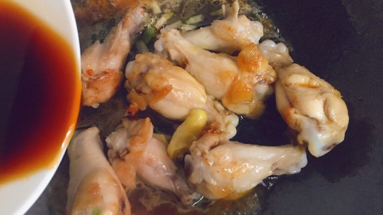 照烧鸡翅根,然后倒入调好的照烧汁,大火烧开转小火慢炖15分钟左右。