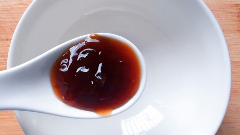 照烧鸡翅根,然后来调照烧汁:取一小碗,加入一大勺蚝油