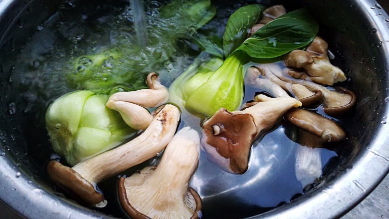 糖尿病菜谱~罗汉菜团儿,油菜掰开 清洗干净