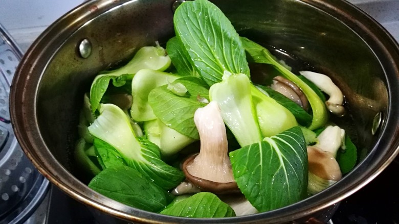 糖尿病菜谱~罗汉菜团儿,锅中水开 放入油菜蘑菇