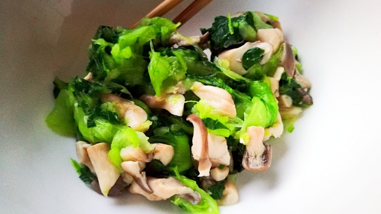 糖尿病菜谱~罗汉菜团儿,将油菜蘑菇盛入盆中